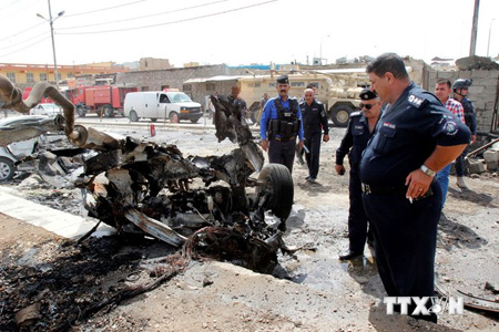 Cảnh sát điều tra tại hiện trường vụ đánh bom xe ở Kirkuk.